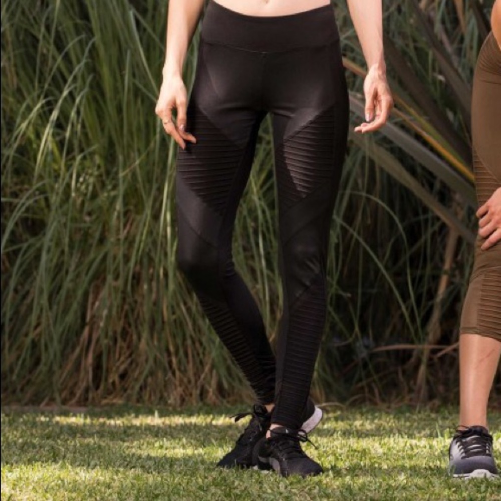 (MEDIUM) MOTO LEGGING WITH MESH&PINTUCK PANELS.